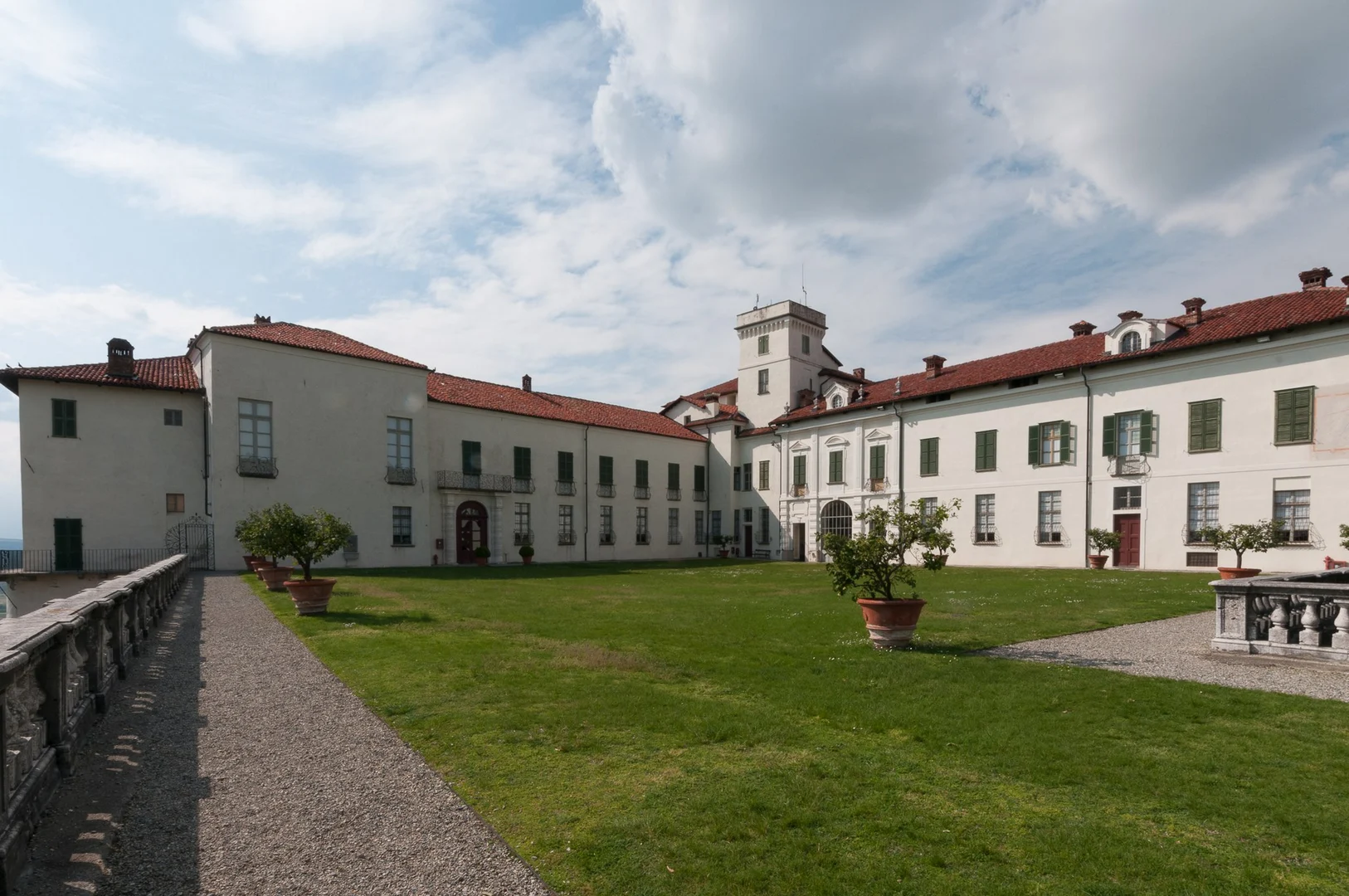 Castello di Masino - Veduta panoramica del castello dalla valle – CC BY‑SA 3.0 attribuita a Uccio “Uccio2” D’Ago